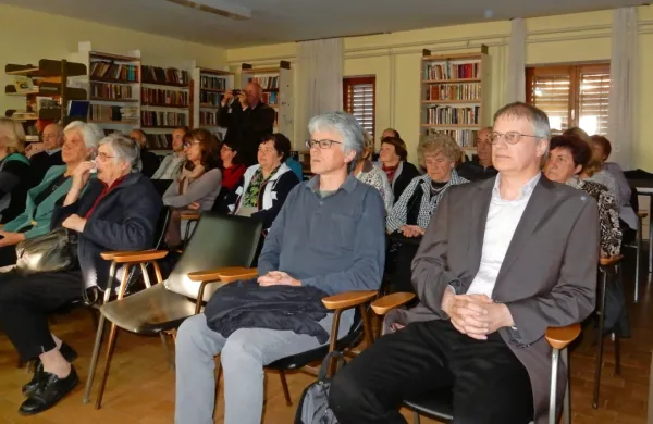 Knjižnico so  odprli v začetku maja   s predstavitvijo knjige Ivana Vogriča (prvi z desne) o senožeškem rojaku Viktorju Dolencu.  