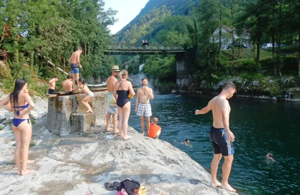 Slap ob Idrijci je med najbolj obleganimi kopališči, domačinom pa 
je dovolj, da zanj skrbijo sami.  