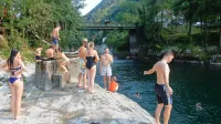 Slap ob Idrijci je med najbolj obleganimi kopališči, domačinom pa 
je dovolj, da zanj skrbijo sami.  