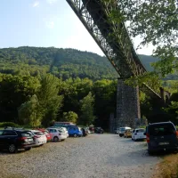 Neurejeno parkirišče pri kopališču Bača pri Modreju  je v lasti 
Slovenskih železnic. 