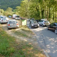 Občina Tolmin je na Slapu ob Idrijci odkupila zemljišče za 
parkiranje, uredili naj bi ga prihodnje leto. 