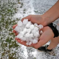 Takšna toča  je v sredo popoldne tolkla po Škrbini. 