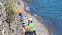 Dvojica sredi dela pod razgledno ploščadjo. 