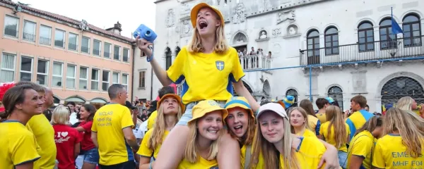 Na sredini otvoritveni slovesnosti na Titovem trgu, kjer so letos  
postavili novo zunanje igrišče, je bilo nadvse živahno.