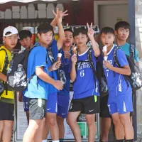 Koprski gostinci so navdušeni nad osvežitve željnimi mladimi 
rokometaši.