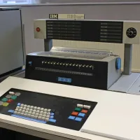 IBM 1130 je bil eden prvih računalnikov pri nas.
