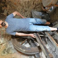 Miroslav Šuligoj Bremec,  zbiratelj ljudskega izročila in kulturne 
dediščine, v malem  muzeju kovaštva v Lokovcu.