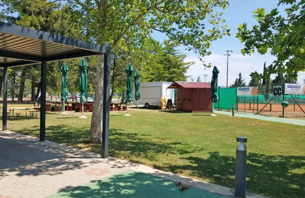  Travniki v ŠRC Bonifika so  bili zlasti ob koncu šolskega leta 
priljubljena točka, kjer so se srečevale skupine staršev in otrok z 
učiteljicami in se na takšen način poslovile od šolskega leta.