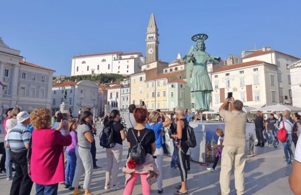 V dveh dnevih, kar je bil kip nadangela Mihaela razstavljen na Tartinijevem trgu, je požel občudovanje 
mnogih obiskovalcev. 