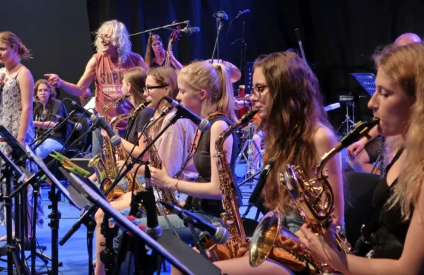 Mladostni Big band Stična vodi Braco Doblekar, živahen in poskočen tudi pri 75 letih.  