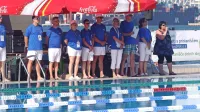 Alenka Šarkanj (z mikrofonom) med otvoritvijo sobotnega plavalnega mitinga