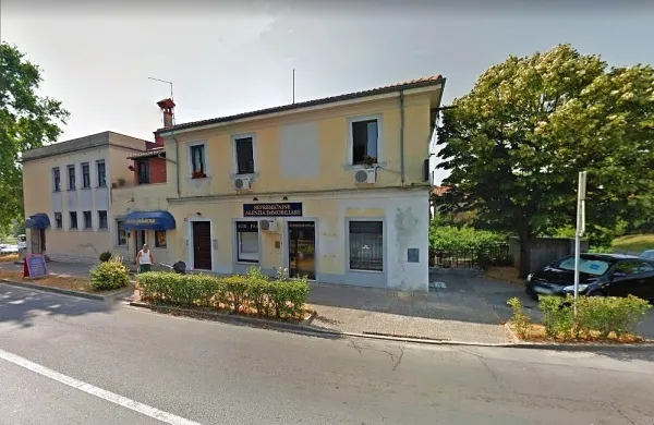 Lokal, kjer deluje nepremičninske agencija, je v lasti občine, zato 
bi bila to z manjšimi tehničnimi prilagoditvami verjetno najhitreje 
izvedljiva rešitev za ureditev ambulante.