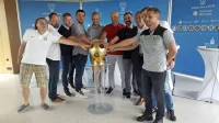 Le eden bo 15. maja 2020 dvignil pokal državnega nogometnega 
prvaka, roke pa so nanj  včeraj položili trenerji vseh desetih  
prvoligašev. Tretji z leve je trener Tabora Andrej Razdrh.