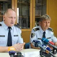 Evgen Govekar (levo) je včeraj pojasnil  podrobnosti  napada 
26-letnega migranta na novogoriškega taksista. 