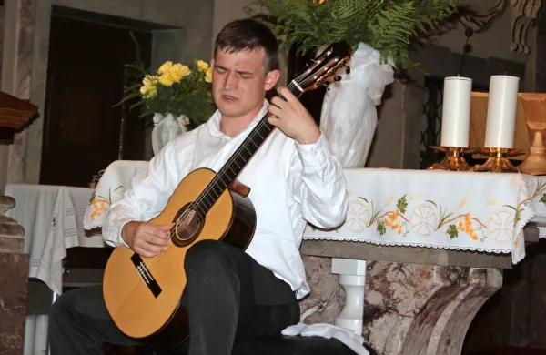 Na uvodnem večeru  je prepričljivo nastopil mladi Zsombor 
Sidoo.   