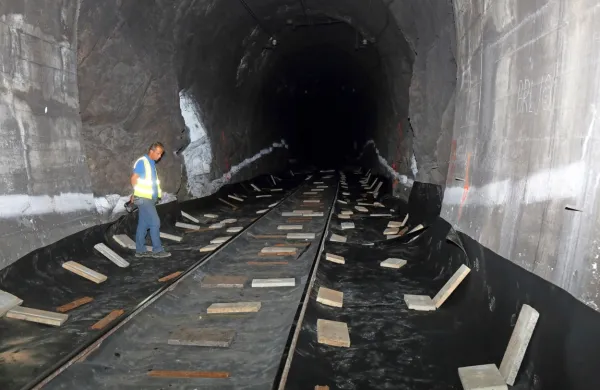 Predor v Dolu pri Hrastovljah so zaščitili, da padavine ne bi širile 
razlitega kerozina in bi ta prišel do rižanskega  izvira.  