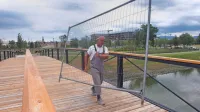 Včeraj so z novozgrajenega mostu čez kanal Grande odstranili 
ograje, ki so že več mesecev kolesarjem in pešcem onemogočale 
prehod.