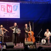 V Taverni je nažigala mednarodna skupina Fekete Seretlek, v 
kateri z glasom in  harmoniko nastopa Matija Solce. 