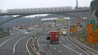 Cestninske postaje Videž, ki so  jo  takole  začeli rušiti aprila, ni več, 
gradbinci pa bodo do konca meseca  uredili še samo vozišče. 