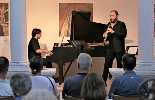  Pri vratolomnih virtuoznih podvigih  je klarinetistu Goranu Bojčevskemu  sledil pianist Jan Sever. 