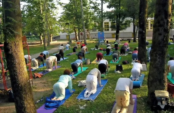 Tudi v Novi Gorici že vrsto let organizirajo brezplačno poletno 
vadbo joge na prostem. Doslej je potekala na igrišču ob Centralnem vrtcu, letos pa bo prvič v Borovem gozdičku.