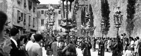 Sprevod ob južni strani stolnice (1940). 