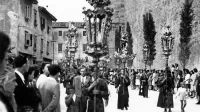 Sprevod ob južni strani stolnice (1940). 