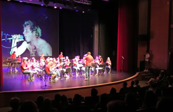 S koncertom Kraške pihalne godbe in obujanjem spominov na pretekle festivale se je pričel 25. Mlladifest.
