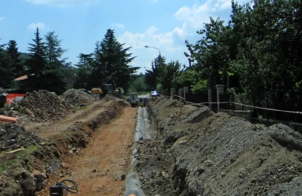 Tako so leta 2008 gradili kanalizacijo v Sežani, Odlok o javni 
kanalizaciji pa še vedno po mnenju ministrstva in vlade ni v skladu 
z državno zakonodajo.