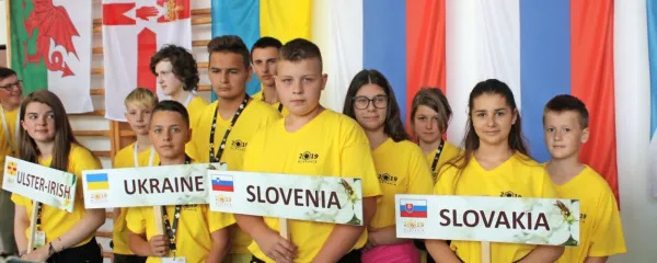 Barve Slovenije so na Slovaškem zastopali mladi čebelarji Alen 
Primožič Zver, Ela Vičič in  Anamarija Morato (tretja in četrta z 
desne).