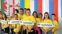 Barve Slovenije so na Slovaškem zastopali mladi čebelarji Alen 
Primožič Zver, Ela Vičič in  Anamarija Morato (tretja in četrta z 
desne).