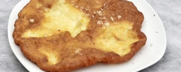 Prekmurski langaš s česnom