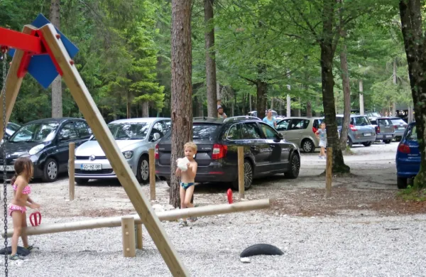 Preobremenjenost kopališča Lajšt z avtomobili ne moti obiskovalcev, pač pa domačine in vse, ki vanj dostopajo s kolesi.