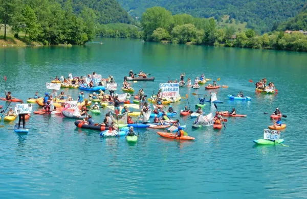 Akumulacijsko jezero je bilo kot nalašč za atraktiven protest proti 
jezovom.  