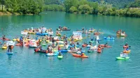 Akumulacijsko jezero je bilo kot nalašč za atraktiven protest proti 
jezovom.  