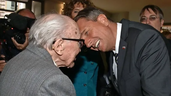 Pahorja dveh generacij: tržaški pisatelj Boris  v pozdravu s 
predsednikom Republike Slovenije Borutom.