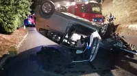 Srebrna honda jazz se je po trku v obcestni zid  odbila v desno in 
se prevrnila na streho. 