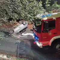 Ker sopotnik ni bil privezan z varnostnim pasom, ga je po trku 
odbilo iz vozila na cesto.
