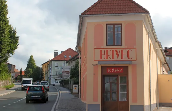 Stavba nekdanjega brivsko-frizerskega salona, ki je pomemben 
del lokalne identitete, je dobila novo podobo, ki  lepša veduto ene 
od glavnih ulic.



