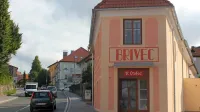 Stavba nekdanjega brivsko-frizerskega salona, ki je pomemben 
del lokalne identitete, je dobila novo podobo, ki  lepša veduto ene 
od glavnih ulic.



