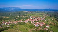 Prostorsko načrtovanje, skrb za okolje, vodooskrba, razvoj turističnih destinacij ... To so naloge, ki se ne končajo na meji občine. 
(Na fotografiji vas Dutovlje na Krasu) 