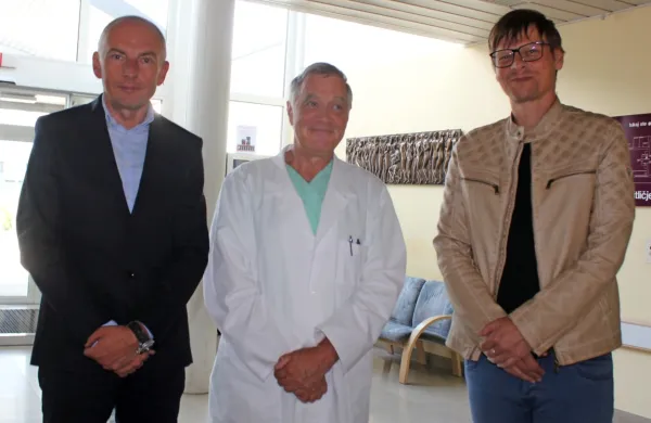 Minister Aleš Šabeder se je o reševanju težav postojnske bolnišnice 
včeraj pogovarjal z direktorjem Aleksandrom Merlom in postojnskim poslancem Robertom Pavšičem (od leve proti desni).