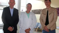 Minister Aleš Šabeder se je o reševanju težav postojnske bolnišnice 
včeraj pogovarjal z direktorjem Aleksandrom Merlom in postojnskim poslancem Robertom Pavšičem (od leve proti desni).