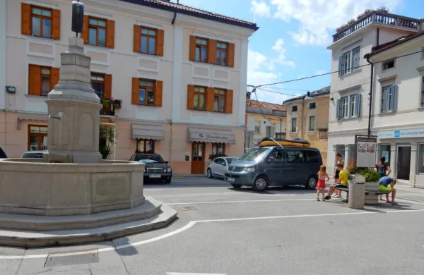 Turisti ne zavijejo na  stari trg, ker se tam nič ne dogaja. Z zaporo 
za avtomobile namerava občina zagotoviti tudi vsebine zanj. 