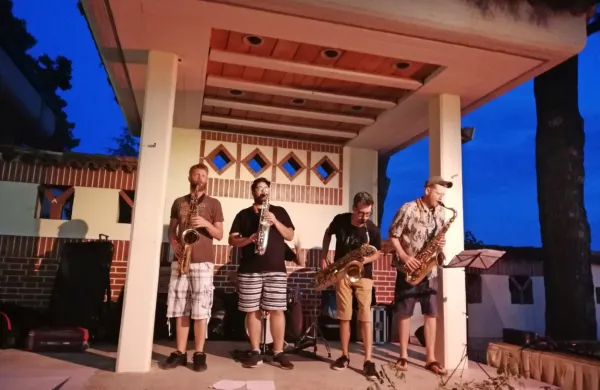 Preden so prišli do odra, so Techno Vikings zaigrali svojo glasbo po 
vsem Ankaranu. 