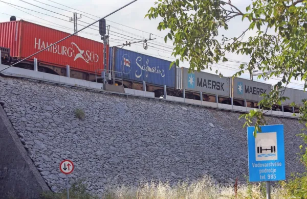 Zaradi poročanja večine medijev o železniški nesreči in njenih 
posledicah so prebivalci Dola pri Hrastovljah iz tedna v teden bolj 
slabe volje.