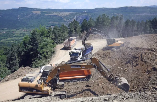 Če naj bo proga Divača Koper v prihodnje dvotirna, bo treba 
spremeniti državni lokacijski načrt.