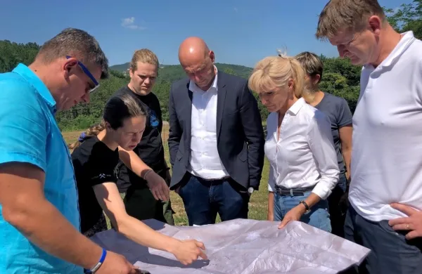 Vrtini, kjer so zaznali kerozin, so si včeraj  ogledali direktor Rižanskega vodovoda Martin  Pregelj (skrajno levo), okoljski minister Simon Zajc v sredini,  ob 
njem v.d. direktorice agencije za okolje Lilijana Kozlovič in  Matjaž Kranjc, direktor Slovenskih železnic za področje infrastrukture.   