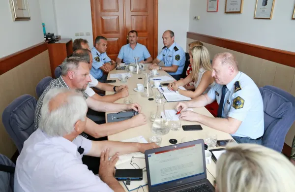  Včeraj so se na temo varnosti na cestah v času turistične sezone v 
Posočju sestali župani občin Tolmin, Kobarid in Bovec, predstavniki policije, odbora za preventivo  AVP ter direkcije za 
infrastrukturo. 