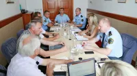 Včeraj so se na temo varnosti na cestah v času turistične sezone v 
Posočju sestali župani občin Tolmin, Kobarid in Bovec, predstavniki policije, odbora za preventivo  AVP ter direkcije za 
infrastrukturo. 